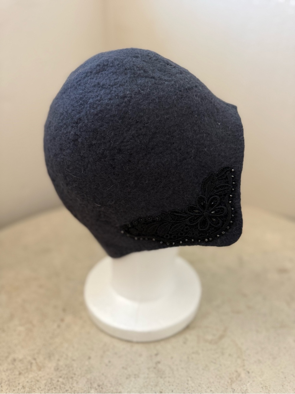 Handmade Dark Gray Wool Cloche Hat with Black Applique - Picture 3 of 4